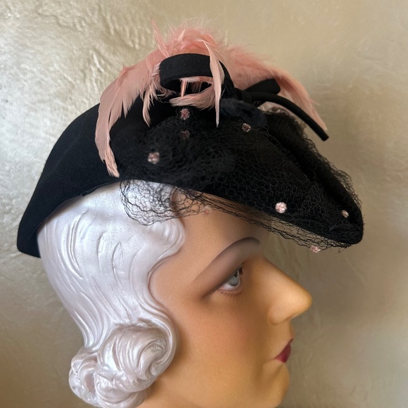 GLAMOROUS 1940s\' BLACK FELT HAT WITH POIINTY FRONT + PINK FEATHERS & DOTTED VEIL main image 10